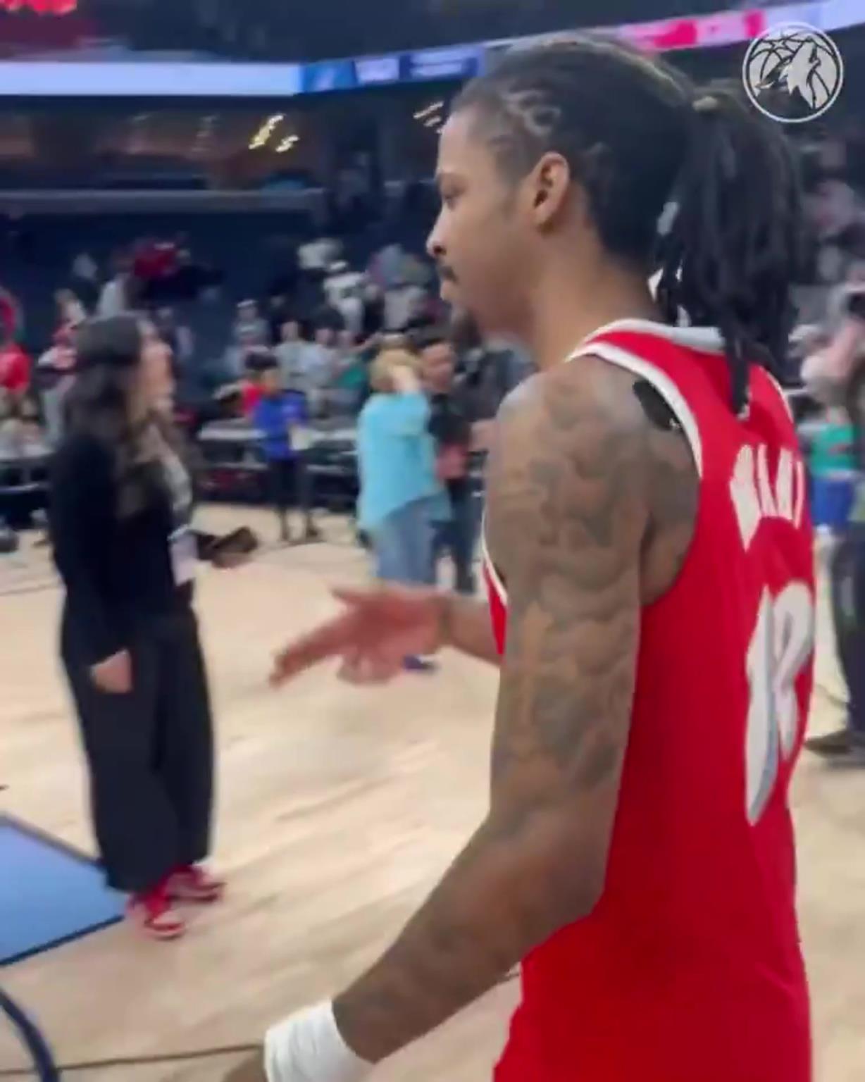 笑死！莫蘭特賽后與華子握手，竟然也是比出“手槍”的手勢(shì)