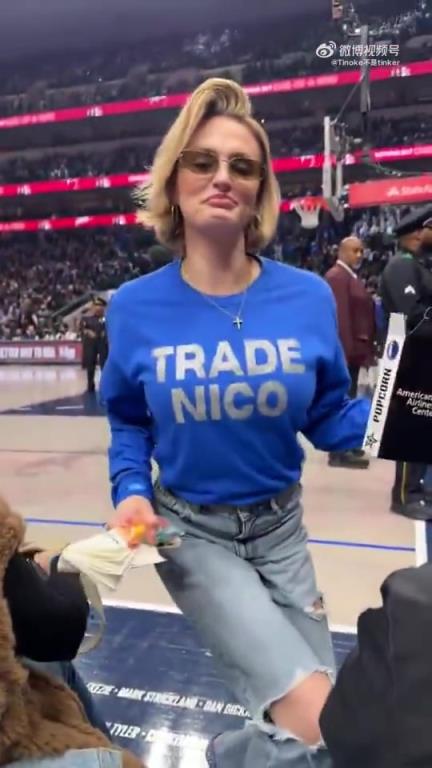 主場(chǎng)不準(zhǔn)球迷打印“解雇Nico”標(biāo)語(yǔ)，女球迷就出此下策