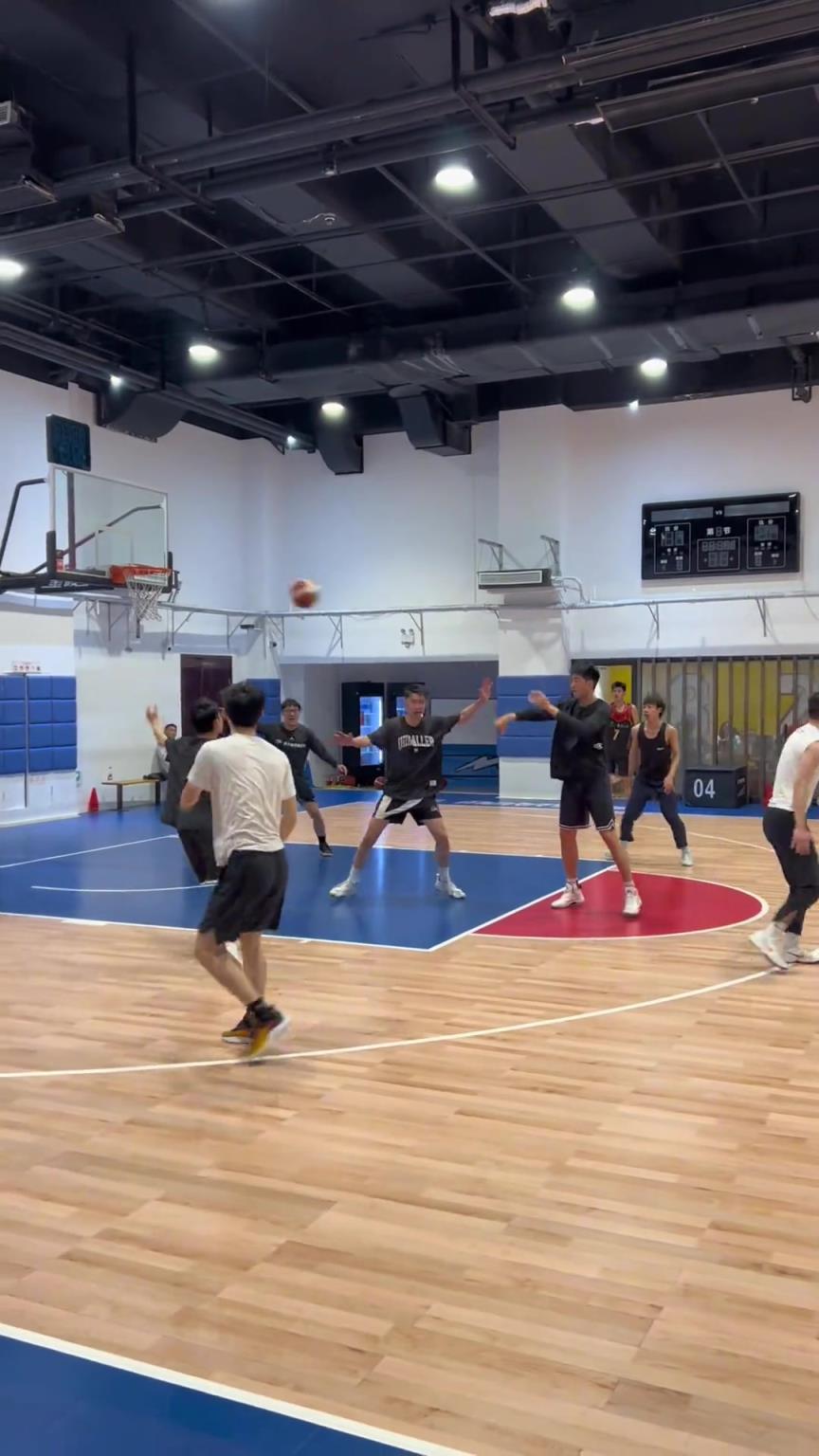 對(duì)手回家后：老婆，我今天在野球場(chǎng)匹配到巔峰馬刺隊(duì)了！