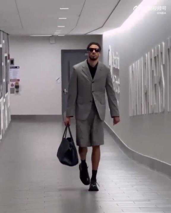 時(shí)尚潮男！哈利今日一身灰西裝短褲墨鏡搭配入場(chǎng) 腿真細(xì)！