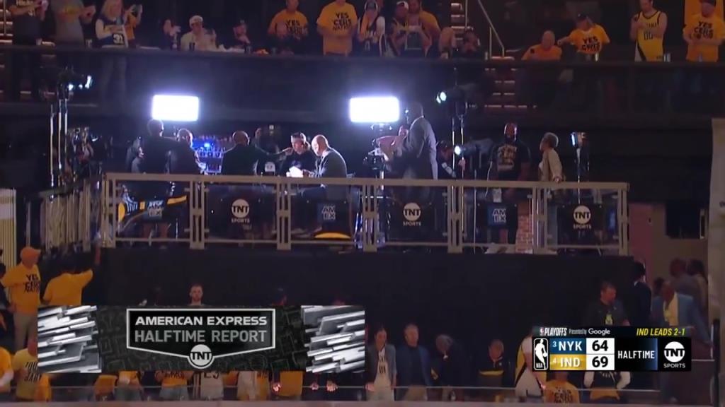 ??？轉(zhuǎn)播鏡頭給到解說(shuō)看臺(tái)，奧尼爾居然抱著一個(gè)人在彎舉