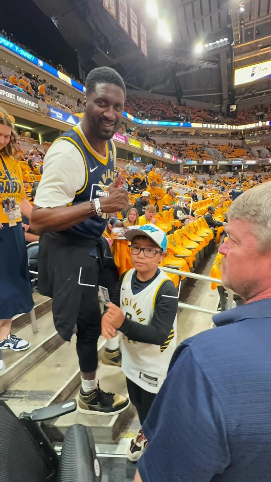 現(xiàn)在真成高圓圓了！步行者名宿希伯特現(xiàn)身主場(chǎng)給小球迷簽名