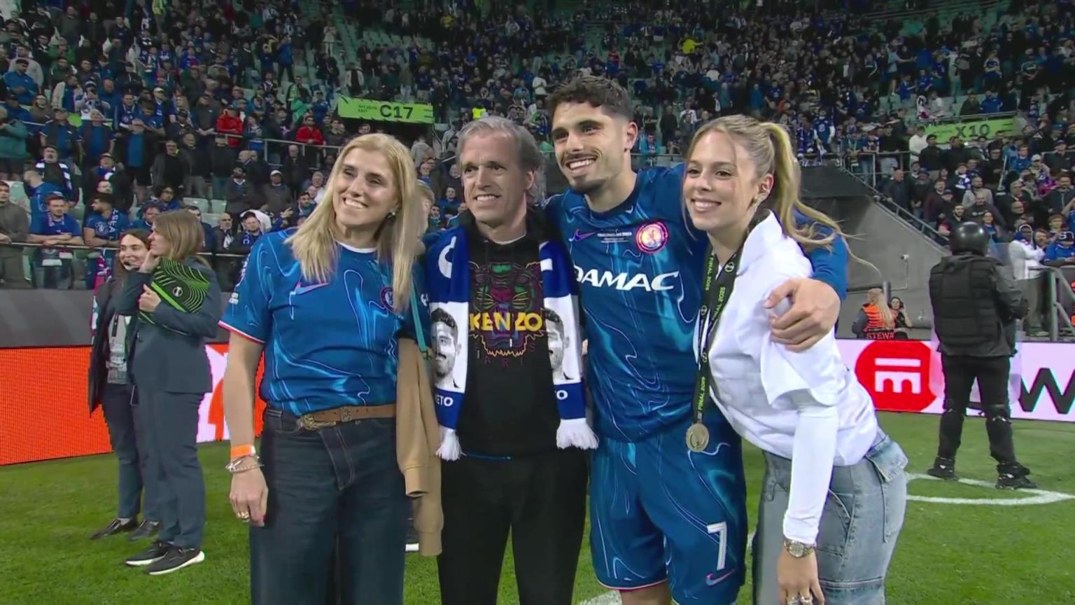 內(nèi)托好福氣！奪冠后高顏值女友來合照，身材相當(dāng)哇塞！