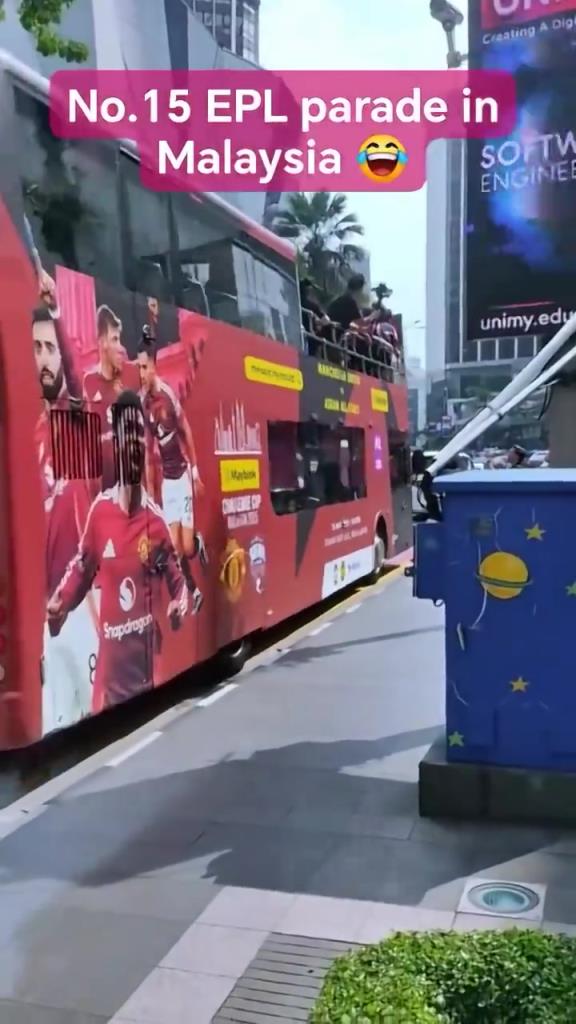 游街示眾？曼聯(lián)在馬來西亞街頭大巴游行，球迷笑噴