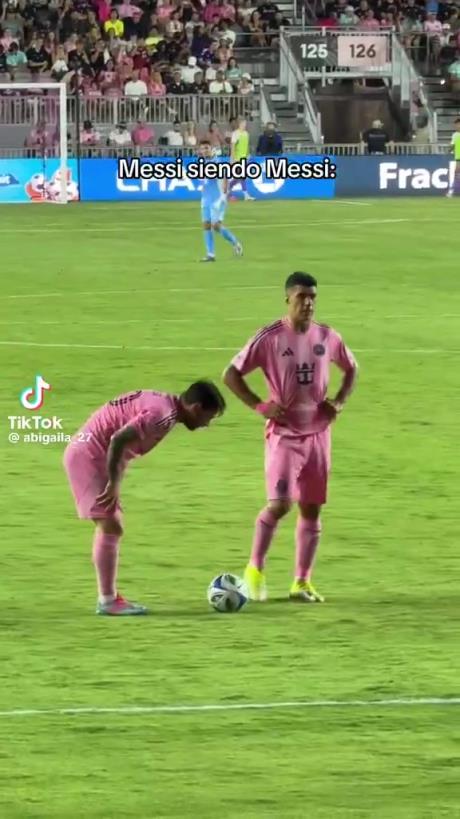 哈哈！梅西擺任意球偷偷往前挪被裁判抓包