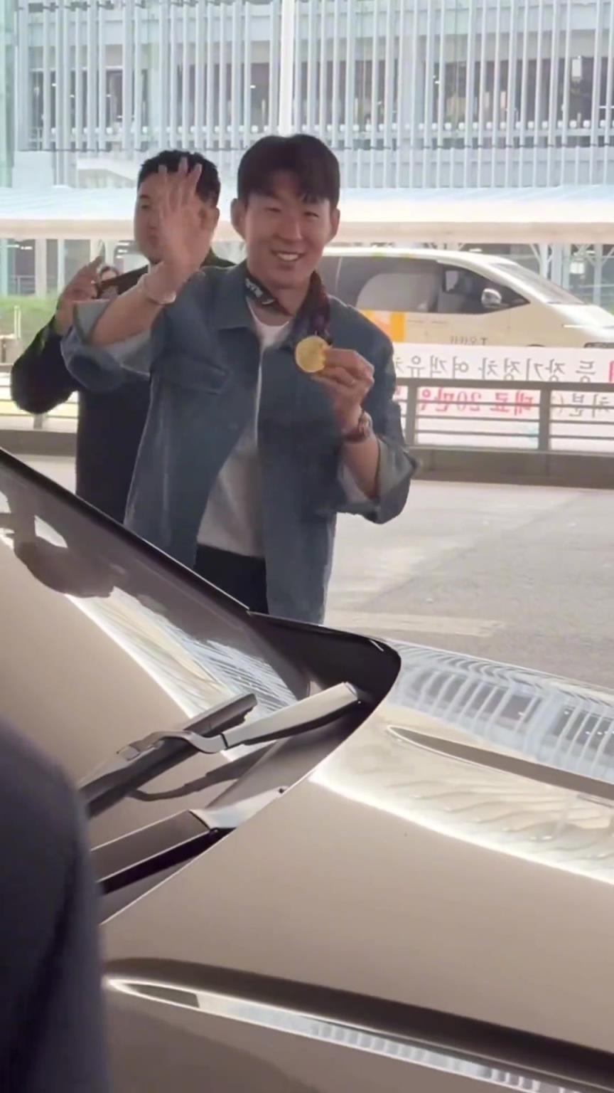 衣錦還鄉(xiāng)！孫興慜返回韓國，眾多女球迷讓其把歐聯(lián)獎(jiǎng)牌戴上