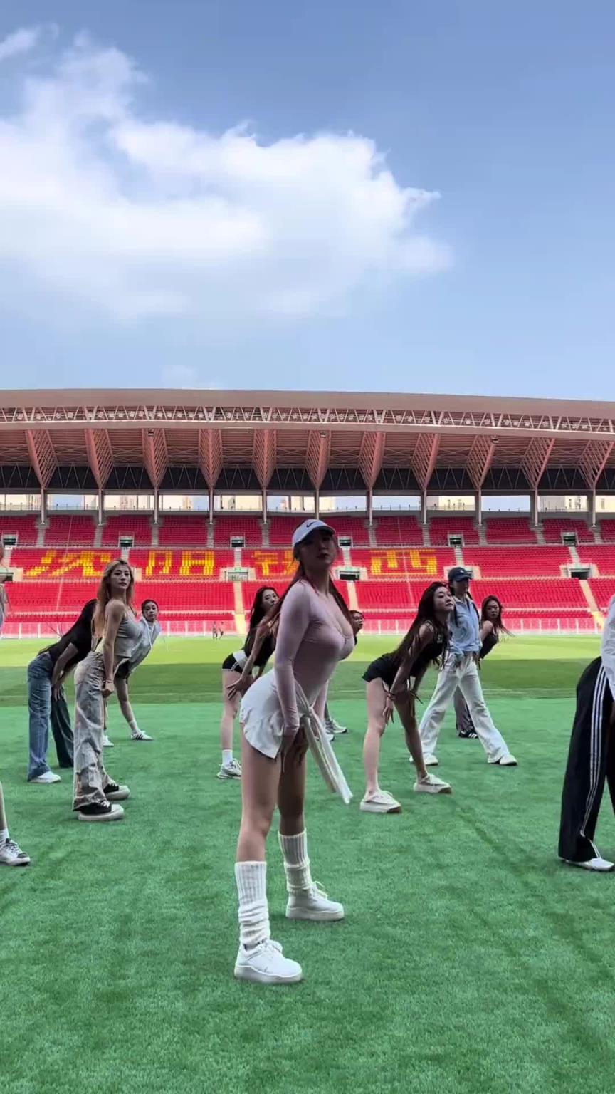 好看！在彩排的遼寧鐵人啦啦隊(duì)小姐姐們