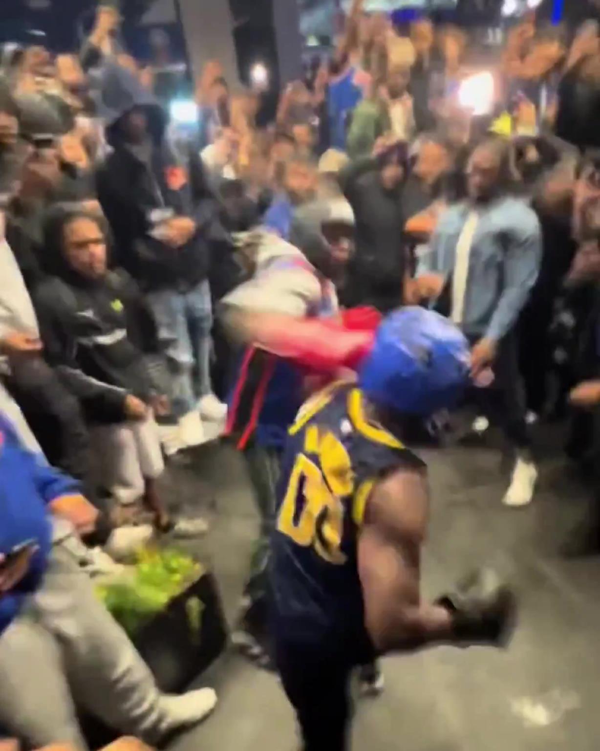 這不比場(chǎng)上好看？尼克斯&步行者球迷賽后直接1v1拳擊