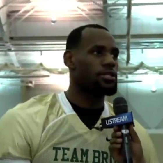 哥兩個(gè)還會(huì)這個(gè)啊？11年NBA停擺期間老詹和阿杜組隊(duì)玩橄欖球