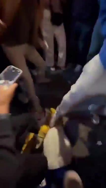 驚！尼克斯大勝步行者后，哈利伯頓遭主場(chǎng)球迷群毆