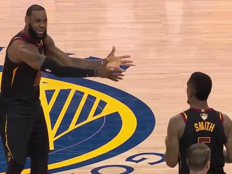 名場(chǎng)面！JR搶下關(guān)鍵籃板沒(méi)看表，老詹質(zhì)問(wèn)JR為何傳球