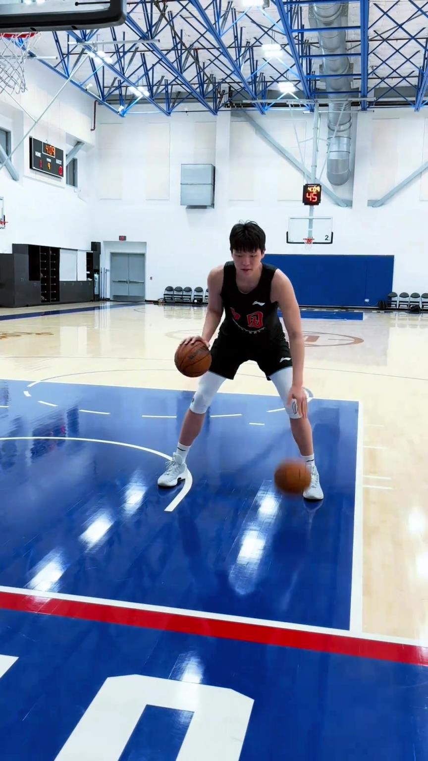 楊瀚森今日份訓(xùn)練！這個左右手運球協(xié)調(diào)性真不錯