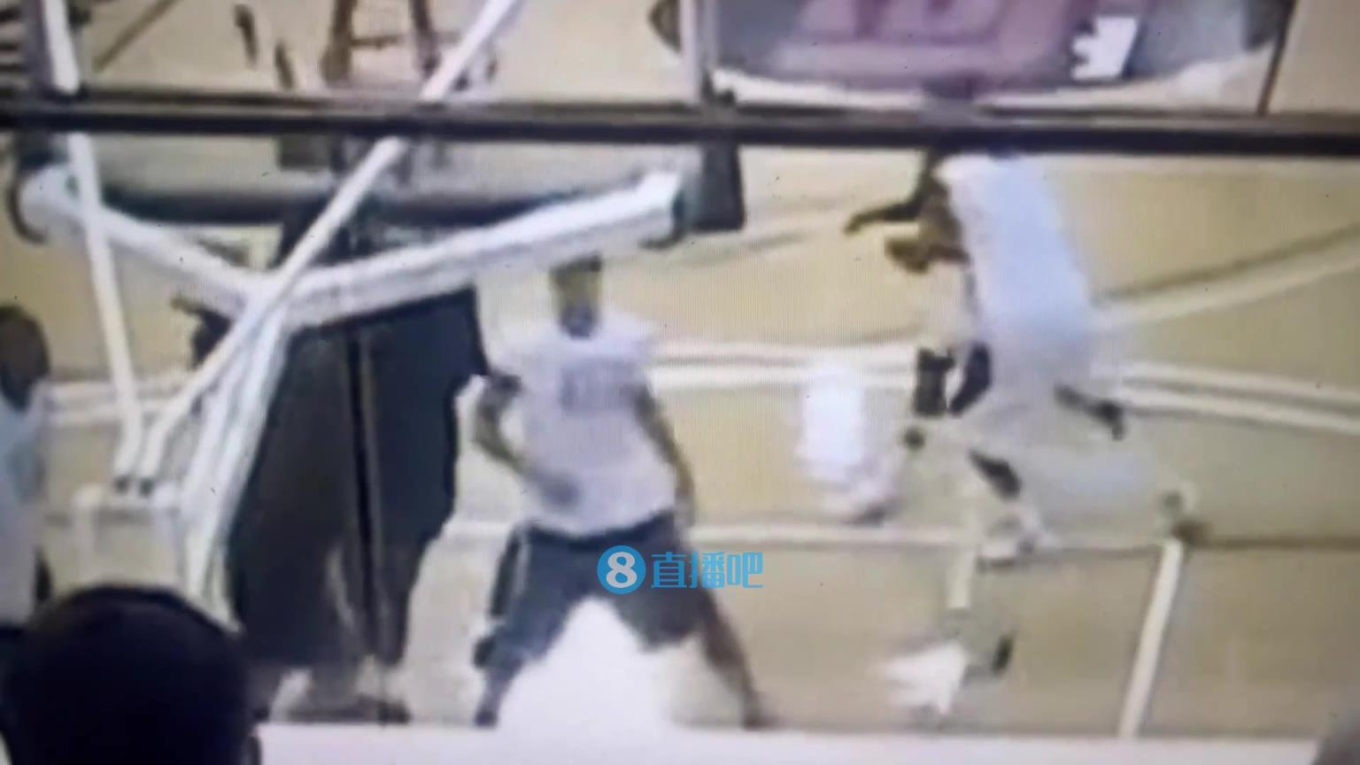 引熱議！美媒翻舊賬：當年詹姆斯被大學(xué)生隔扣，耐克沒收了錄像帶