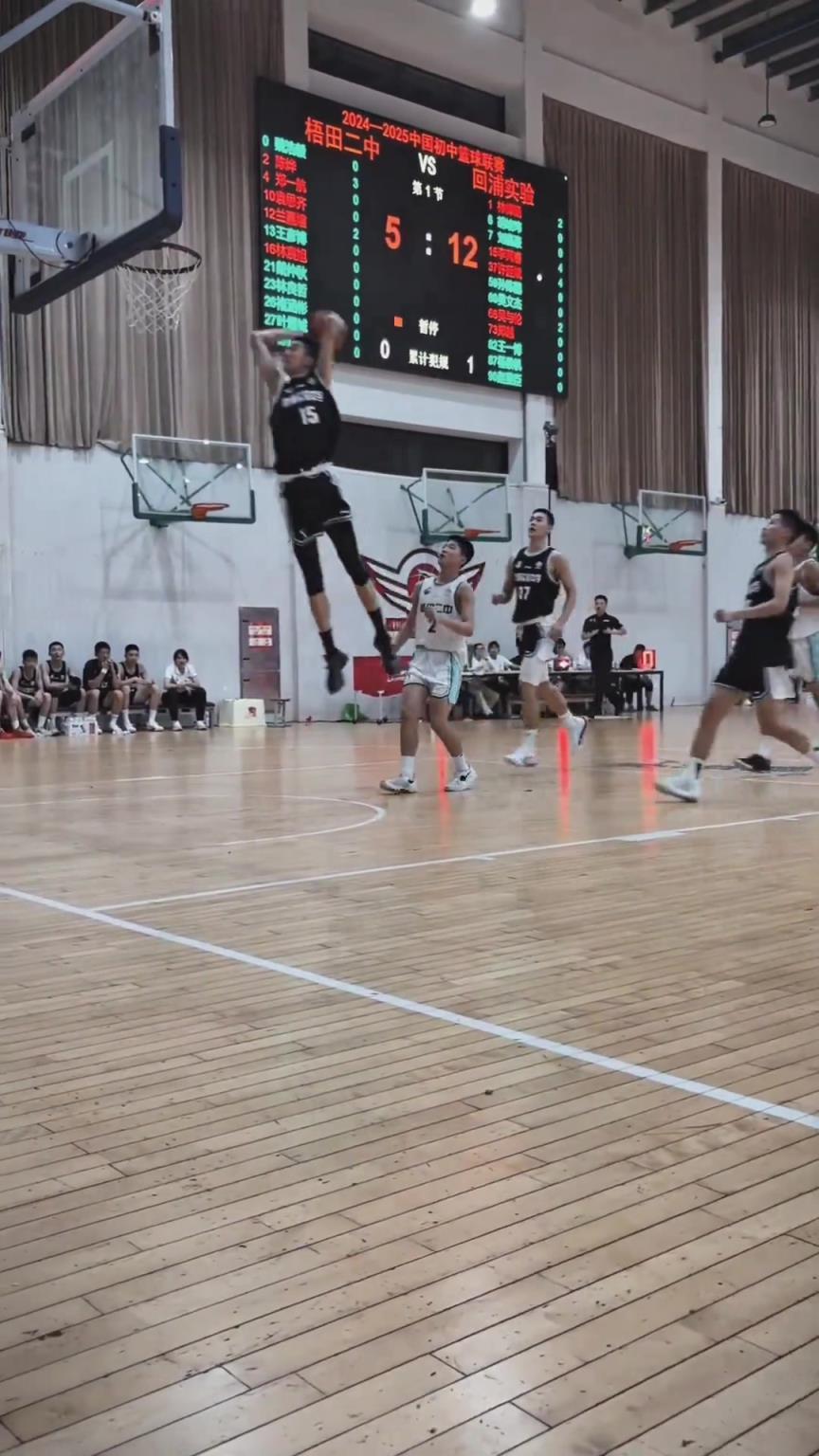 起來就扣?。‖F(xiàn)在的初中生都這么打球的嗎