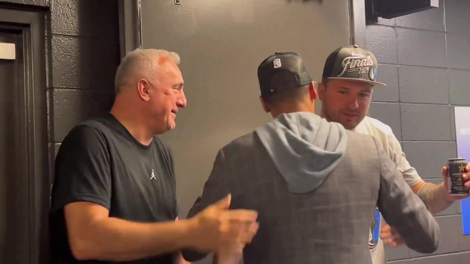 去年的今天，東契奇率隊殺入總決賽，賽后喝啤酒被芬利沒收