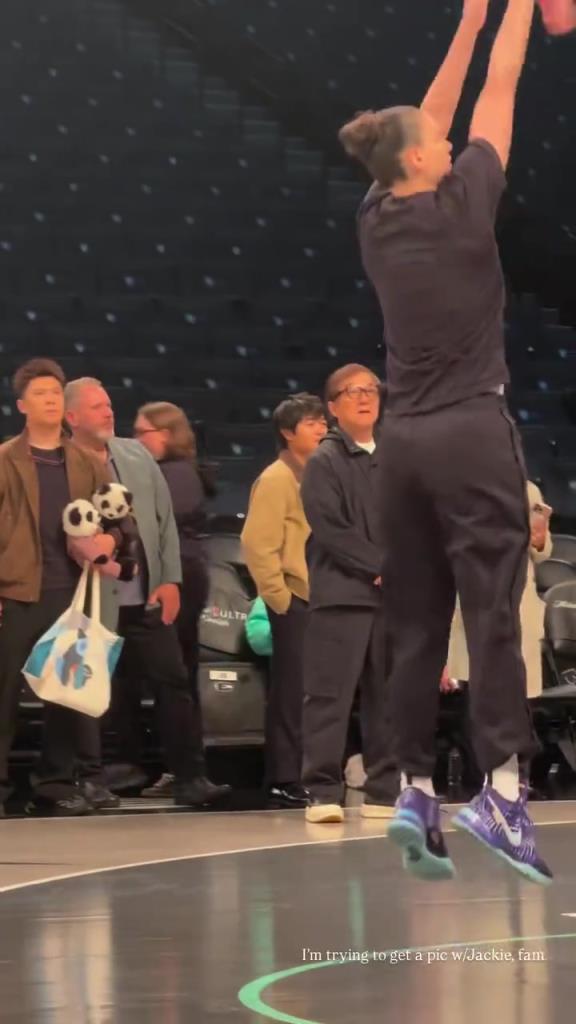 71歲成龍現(xiàn)身巴克萊中心看女籃比賽：她們投籃怎么那么準(zhǔn)！??！