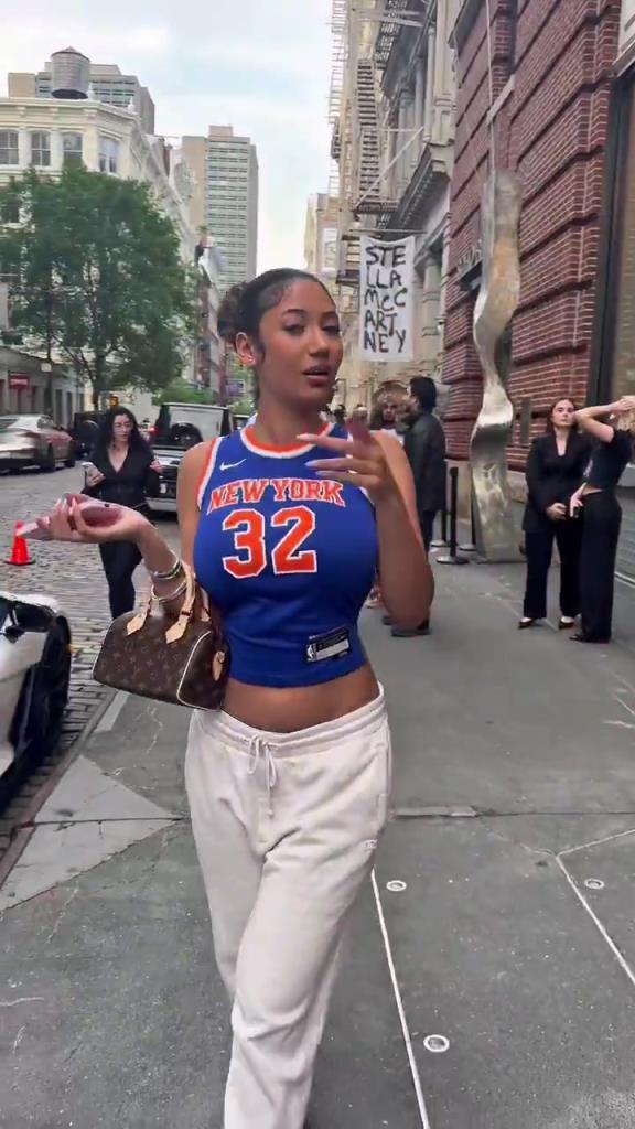 哇塞！一豐滿尼克斯女球迷身穿唐斯球衣，真是太吸引眼球了