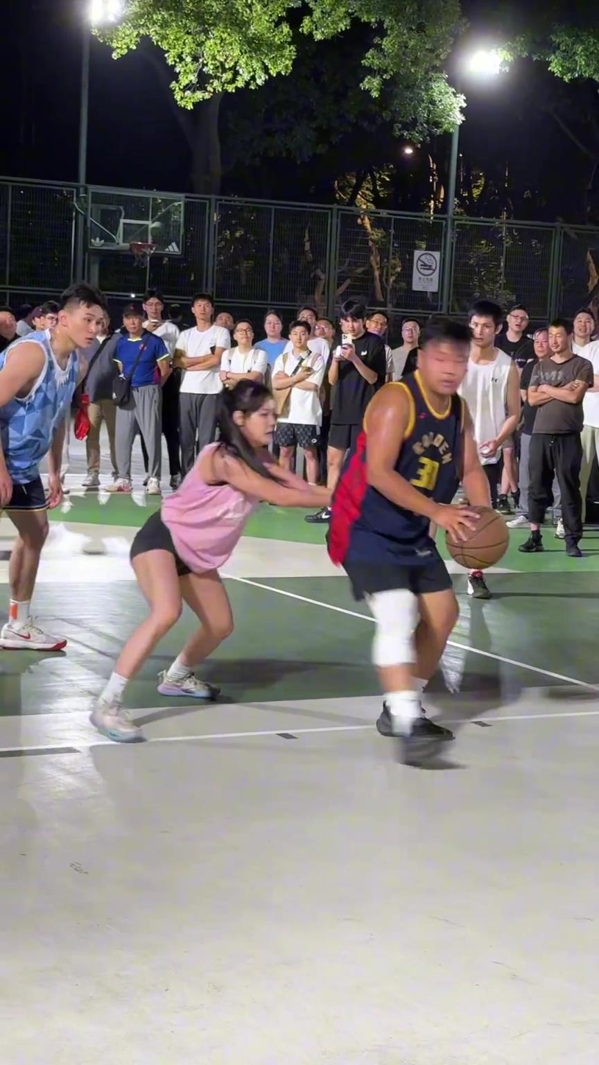 這哥們看見防自己的是女生，一個勁背打，球也不傳了